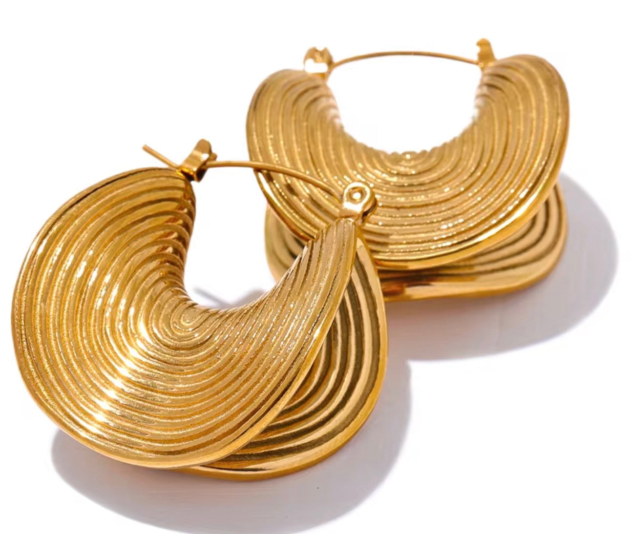 Curved hoop earrings 18k Gold plated