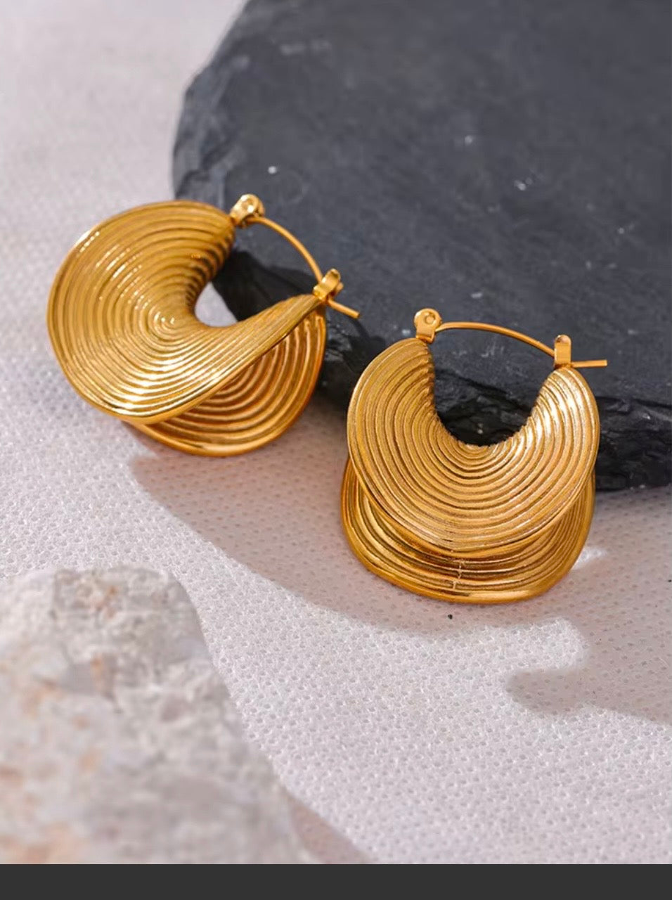 Curved hoop earrings 18k Gold plated