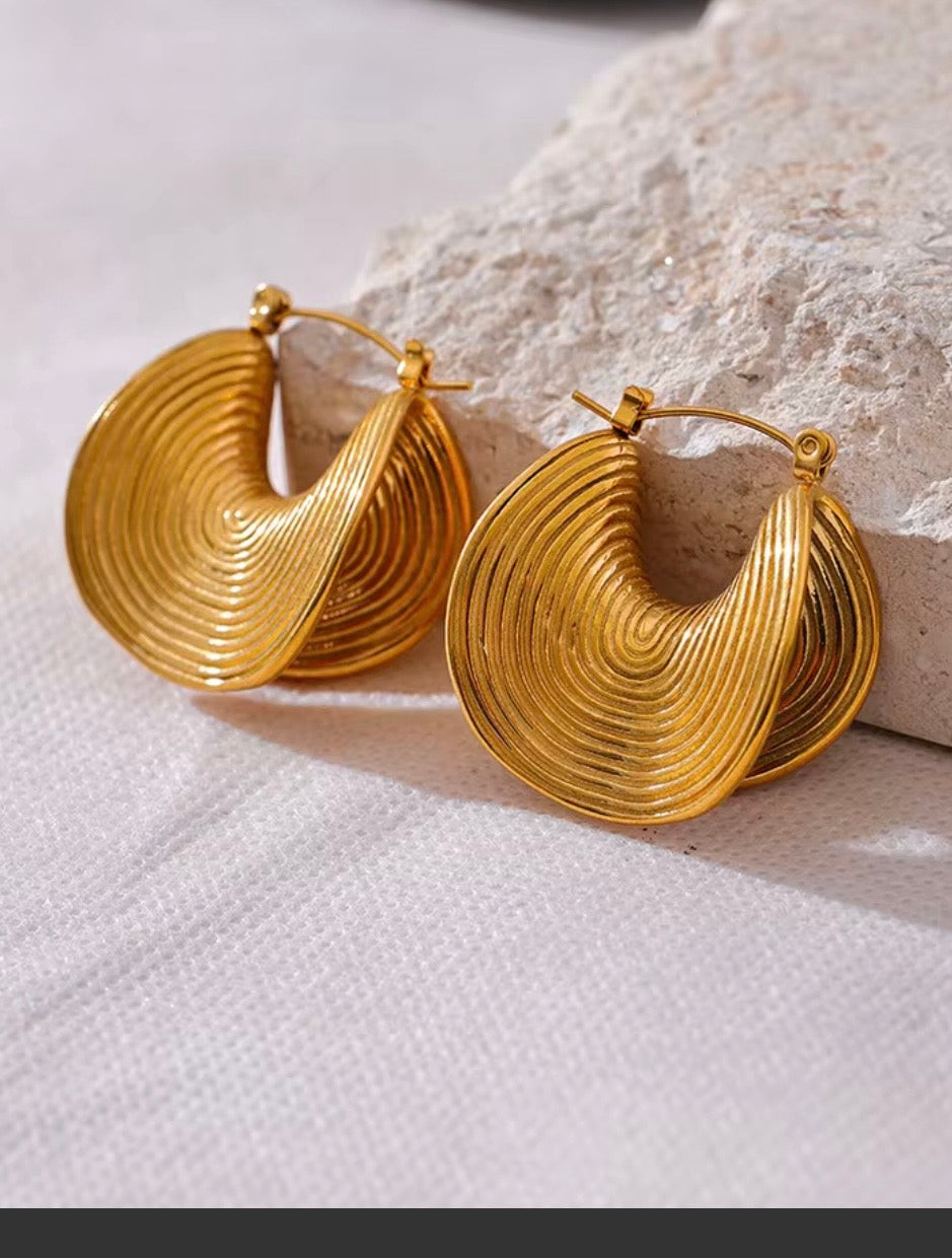 Curved hoop earrings 18k Gold plated